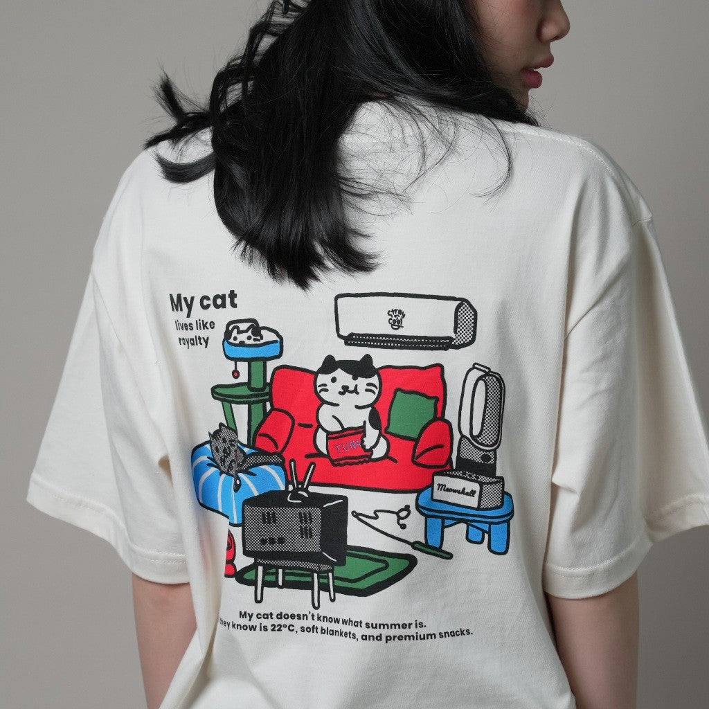 Strayandcool "My cat lives like royalty" Oversized T-shirt